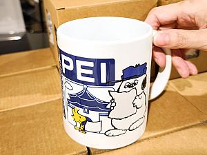 <b>マグカップ各300元</b><br>たっぷりサイズのマグカップは日常使いに最適！「TAIPEI」のロゴと観光名所がプリントされているから旅の記念にも、お土産にも♪