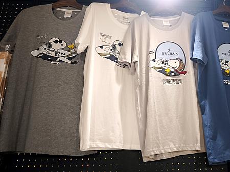 <b>Tシャツ各590元</b><br>お土産といえば……の定番！