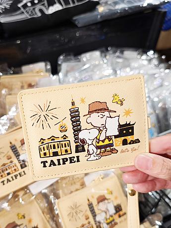 <b>パスケース各300元</b><br>このポップアップストア限定で販売されているバージョンはかわいらしさと台北感は増し増しなのに、よりリーズナブルって神♡