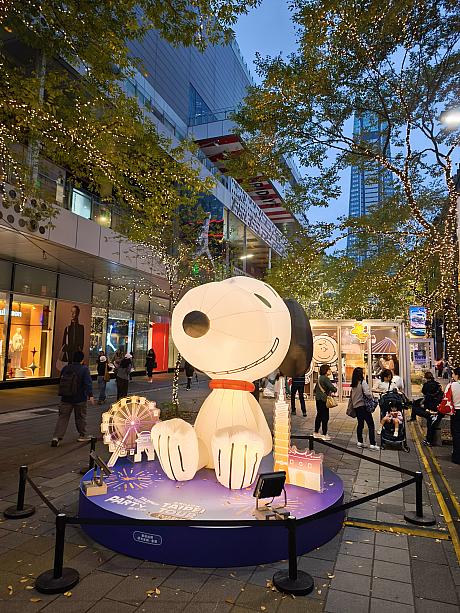 本日、ナビがやってきたのは信義区。建ち並ぶデパートの中央を走る遊歩道「香堤大道」に、今だけスヌーピーのポップアップストアがオープンしています！