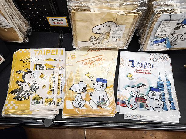 <b>クリアファイル各65元</b><br>軽くてかさばらず、お手頃価格！ということでお土産にしたいクリアファイル。