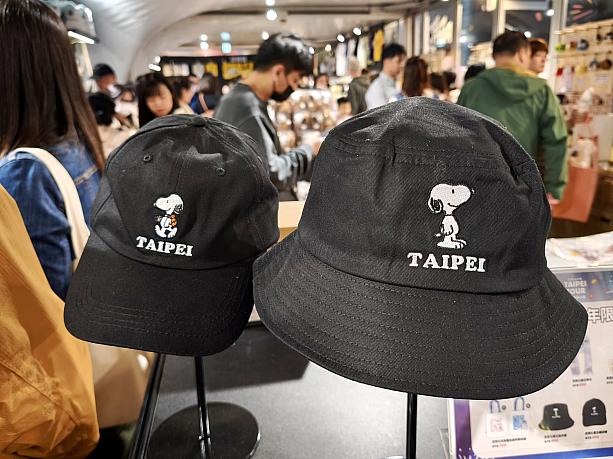 <b>帽子各490元</b><br>キャップかフィッシャーマンハットから選べるデザイン。シンプルデザインだから、普段使いにもイケそうです。さりげなく主張するTAIPEIの文字は旅行用にもおすすめ！ポップアップショップ限定販売ですよ～♡