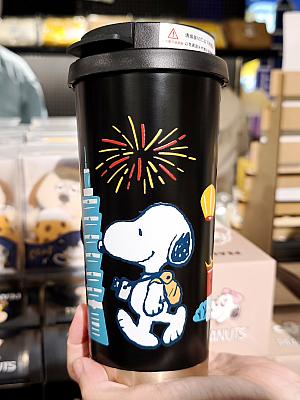 <b>マイボトル</b><br>持ち手付きのマイボトルなら便利！ぐるりと1周スヌーピー×台北柄だから、いつでもどこでも台北スヌーピーと一緒♪