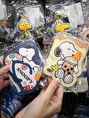 <b>パスケース各350元</b><br>「Taipei」の文字入りや台北の観光名所、台湾グルメが描かれたものなどデザインいろいろ。どれにしようか迷っちゃう！台湾の航空会社STARLUXとのコラボもあり♪