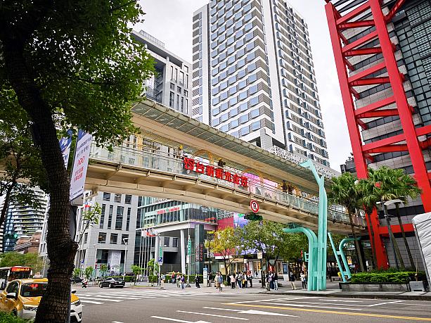 場所は信義区、新光三越A8館内にあります。MRT「市政府」駅やMRT「台北101/世貿」駅からなら、両駅間をつなぐスカイブリッジ(歩道橋)を使うとわかりやすいですよ！