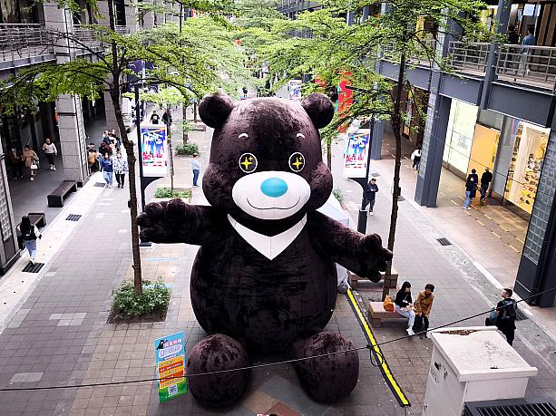 突然ですが、みなさんは台湾観光中に喉が渇いたらどうしていますか？「カフェに入る！」「コンビニでペットボトルを買う！」はたまた「ドリンクスタンドへ駆け込む！」という人も多いのではないでしょうか？(写真は街歩き中に見つけた台北市のゆるキャラ・Bravo熊讃、かわいいでしょ？)