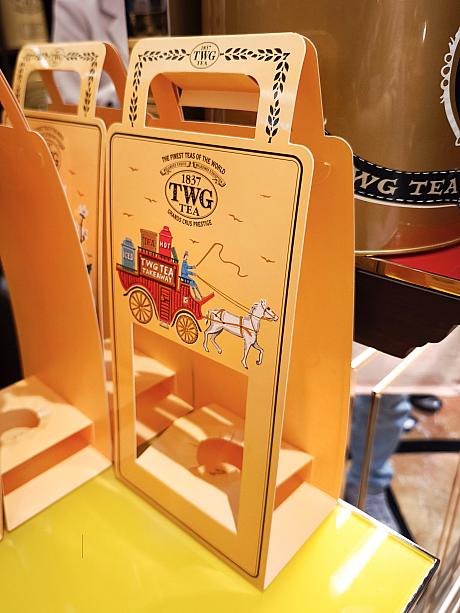 おひとり様なら1ドリンク用の手提げボックスに。こっちもかわいい♡イラストは2つありました。馬車かお花、でも選べません。ボックスの使い道？ええ、このドリンクを持ち運ぶことしかないと思うんですけどね……。