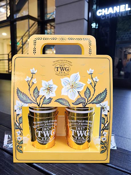 で、ナビはFORMOSA(台湾茶)とHappy Birthday(紅茶)をオーダーしてみました！こんなかわいい手提げティーバッグ(紙製)に入れてくれるんです♡スタイリッシュなだけじゃなくて100%生分解性素材で作られていてサステナブルっていうのも良き♡