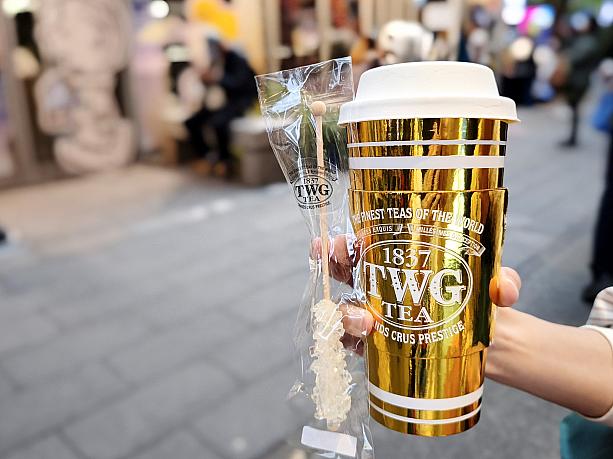 カップはキラキラ～☆サロンの金箔のティーポットそっくりな紙コップがかわいすぎます♡シュガースティック付き。無糖派はナビは、使うか使わないかって聞かれると使わないのですが……うれしいっ！どれも1杯230元とちょっとお高め。でもでも、かわいいから仕方ない♡(ホームページにはアイスならアイスティー用の再利用可能なガラスストローがもらえるらしいですよ！)