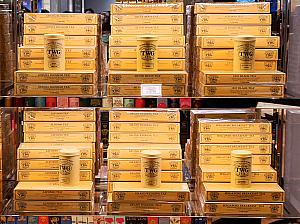 オーダー後、1杯1杯淹れるため時間を要します。待っている間は店内でおうちで楽しむ用の茶葉を物色。ぶるぶるブザーを渡してくれるので(フードコート形式)、デパート内をぶらぶらしていてもOK！