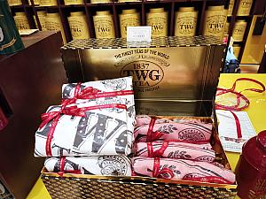 TWGらしく、キラキラ☆ゴージャスな内装で気分がアガります！ここはテイクアウト用のカウンターと茶葉の販売を扱うTeaブティックが合体した造りに。