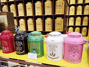 TWGらしく、キラキラ☆ゴージャスな内装で気分がアガります！ここはテイクアウト用のカウンターと茶葉の販売を扱うTeaブティックが合体した造りに。