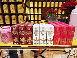 TWGらしく、キラキラ☆ゴージャスな内装で気分がアガります！ここはテイクアウト用のカウンターと茶葉の販売を扱うTeaブティックが合体した造りに。