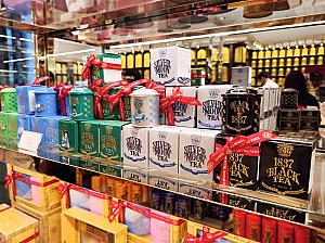 オーダー後、1杯1杯淹れるため時間を要します。待っている間は店内でおうちで楽しむ用の茶葉を物色。ぶるぶるブザーを渡してくれるので(フードコート形式)、デパート内をぶらぶらしていてもOK！