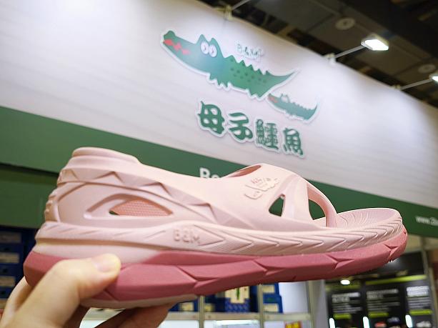 どちらも二重ソールでストレッチとリバウンド力を強化。底のゴムは滑りにくくなっています。また、最新バージョンの「飆風」は、底中央にカーボンプレートを忍ばせて、ロードレースの効果的な「より軽く＋より速く」を実現した科学テクノロジーを駆使した設計なんですと。