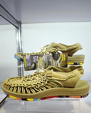 ほかに「クロッ〇ス」「ビルケ〇シュトック」「キ〇ン」風デザインもありますよ。