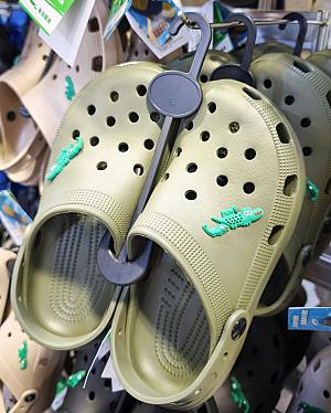 ほかに「クロッ〇ス」「ビルケ〇シュトック」「キ〇ン」風デザインもありますよ。