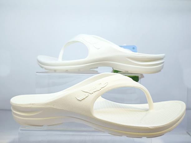 街歩きなら「超跑y拖三代進階450元」「紓壓恢復機能鞋490元」「必勝四代y拖590元」「紓壓恢復二代機能鞋590元」なんかで十分快適そうです。お値段も手ごろだし♪(写真は必勝四代y拖)