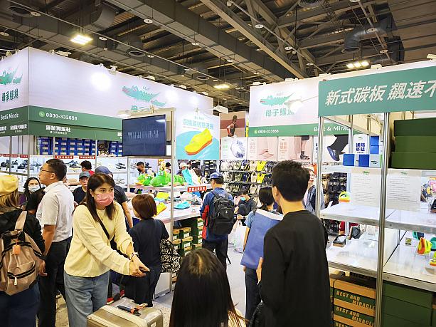 「母子ワニ(母子鱷魚B&M)」のブースを発見。多くのランナー(だと思う)でにぎわっていました。しかし、見たところなんか普通のビーサンみたいな、サンダルみたいな……失礼ながら「クロッ〇ス」パクってない？「ラコ〇テ」パクってない？と心の中でつぶやいてみるナビ……。