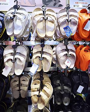 ほかに「クロッ〇ス」「ビルケ〇シュトック」「キ〇ン」風デザインもありますよ。