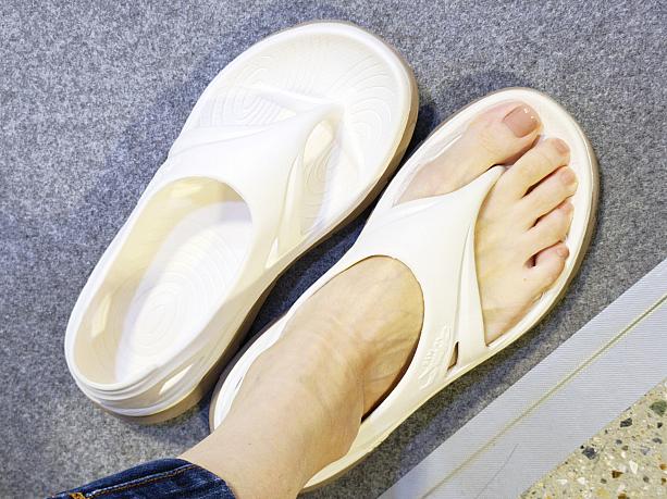 お店の人に走れるサンダルを訊ねてみると、「そうよ、このソールのヤツよ！」と。さっそく試着してみることに……。めちゃ軽～！足にフィット～！