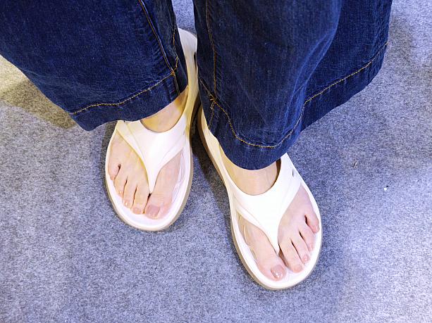 踵なし「飆速不停疾風碳板y拖990元」と、踵あり「跟上來3.0飆風競速新碳板y拖1090元」がバージョンがあります。驚くことに踵なしでもランニングパフォーマンスは同じだとか！