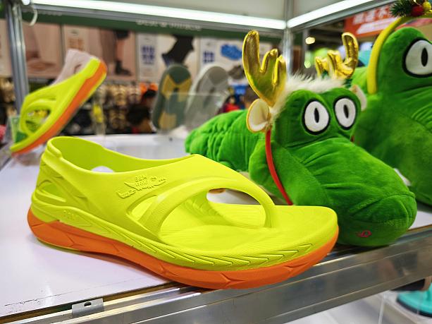 お目当ては「母子ワニ(母子鱷魚B&M)」。台湾のシューズメーカーです。数年前にここのを履いてニューヨークの超長距離大会で3000マイル越え(5000km近く)を走り切った台湾人ランナーが話題になり、それ以来ちょっと一目を置かれている存在。