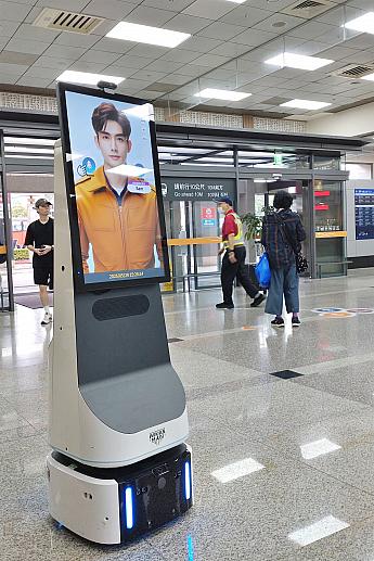 以前、台北松山空港で友人の到着を待っていると、突然近付いてきたあのお方……彼はウロウロしていたけど、勇気がなく話しかけることができなかったナビ。