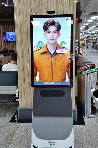 以前、台北松山空港で友人の到着を待っていると、突然近付いてきたあのお方……彼はウロウロしていたけど、勇気がなく話しかけることができなかったナビ。