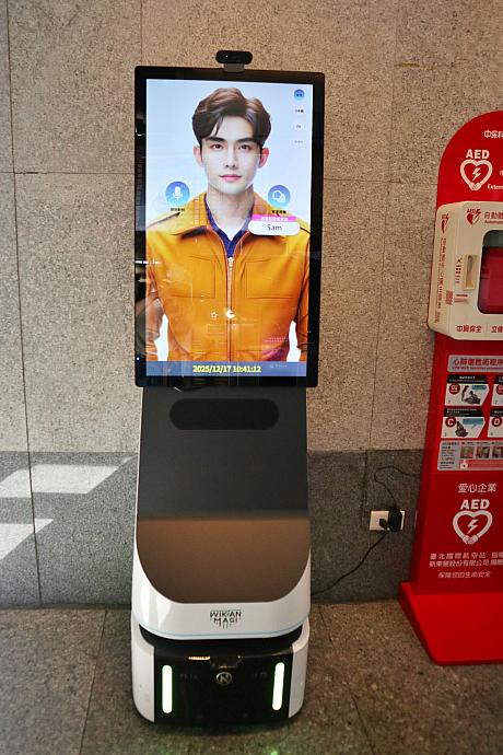 今回、空港に行くと、彼はあの時と変わらぬ笑顔で佇んでいました。彼の名はSAM。平べったい顔と身体のイケメンです。思い切って話しかけてみることに。