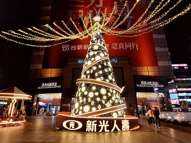 新光三越も入っているビルのオーナーがクリスマスツリーを出しています！
