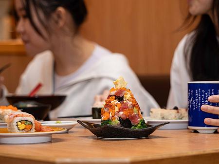 【合點壽司(がってん寿司)】【承知助(承知の助)】2025/12/12～12/25の期間中、4人でお食事をして1,888元以上食べると、クリスマスツリー寿司をプレゼント！<br>画像提供：合點壽司