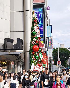 新光三越は中山エリアでもクリスマスを盛り上げてくれますよ～！でも、クリスマスツリーがスリムすぎ～笑