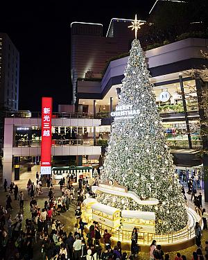 ライティングショー中は色が光の色が変わって、雪まで降るんですよ！！
