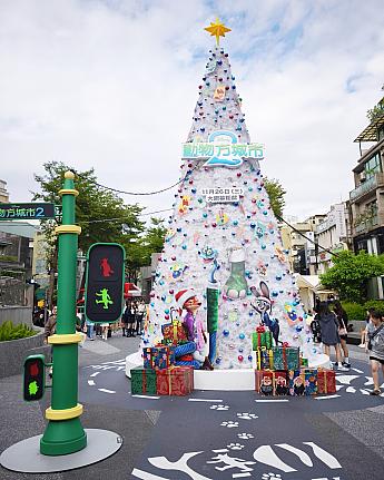 昼でも夜でもキュートなクリスマスツリーが楽しめるのは「心中山線形公園」
