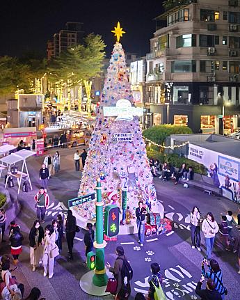 昼でも夜でもキュートなクリスマスツリーが楽しめるのは「心中山線形公園」