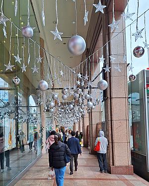 新光三越は中山エリアでもクリスマスを盛り上げてくれますよ～！でも、クリスマスツリーがスリムすぎ～笑