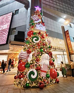 新光三越は中山エリアでもクリスマスを盛り上げてくれますよ～！でも、クリスマスツリーがスリムすぎ～笑