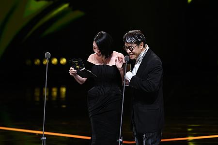 自分で受賞者の名前を見た小S！素晴らしいタイミングでの受賞がお母さまの心の穴を埋められますように……<br>画像提供：金鐘獎