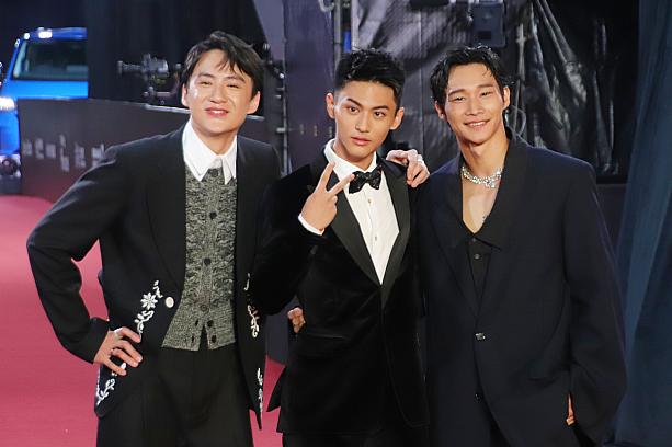 『聽海湧』で新海三兄弟役を務めた3人は、それぞれ単発ドラマ部門でノミネートされています。右が「主演男優賞」ノミネートの黃冠智(アキラ・ホアン)、左が吳翰林(ハン・ウー)、中央にいるのが助演男優賞ノミネートの朱宥丞(エドワード・ジュ―)。こんなイケメンが三兄弟なんてサイコー(笑)！！ 