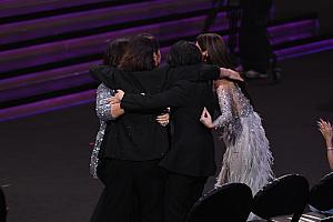 演者たちも嚴藝文監督の受賞に大喜び！そんな女優達を包み込む抱擁がアネゴって感じでますます大好きになっちゃう♡<br>画像提供：金鐘獎