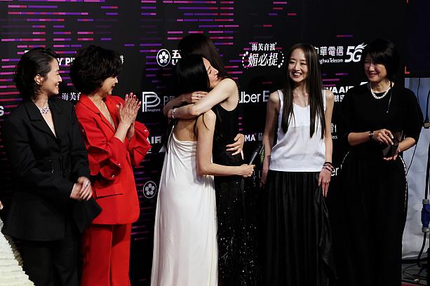 楊謹華と謝盈萱の抱擁シーン。『影后』から「主演女優賞」にノミネートされていた謝盈萱について、「盈萱は私の心の女神です。あなたがいなければ、この賞は受賞できなかった。あなたが演じるシーンは、毎回こっそりチェックしていたわ」と、尊敬の念を語っていました。受賞後のインタビューの場では、そんな二人が抱擁する場面もあり、切磋琢磨してきた女優同士の絆を感じました。