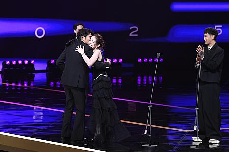 初受賞に大喜びの鳳小岳<br>画像提供：金鐘獎