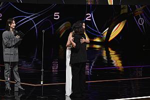 演者たちも嚴藝文監督の受賞に大喜び！そんな女優達を包み込む抱擁がアネゴって感じでますます大好きになっちゃう♡<br>画像提供：金鐘獎