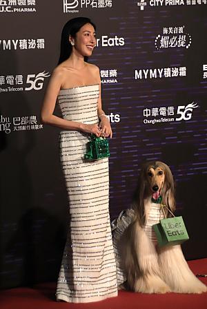 気品あふれるシックなドレスで登場した楊謹華(シェリル・ヤン)。そこに現れたのが、Uber Eatsの紙袋をぶらさげたワンちゃん。「Uber Eatsがついにレッドカーペットにまで配達！」と話題になりました(笑)メディア向けにUberEatsの差し入れもしていて、楊謹華さすが！