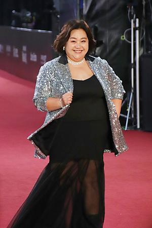 『影后』で林廷憶扮する「史艾瑪」のマネージャー「胖姐」を演じた鍾欣凌は「助演女優賞」ノミネート。林廷憶と一緒に登場し、「今日は一緒に戦いに来ました」とユーモアを交えて意気込みを語っていました。