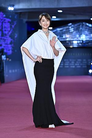実は背中が開いていてセクシー！な白いシャツを纏った柯佳嬿(アリス・クー)は「主演女優賞」にノミネート<br>画像提供：金鐘獎