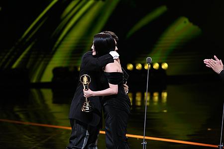 自分で受賞者の名前を見た小S！素晴らしいタイミングでの受賞がお母さまの心の穴を埋められますように……<br>画像提供：金鐘獎