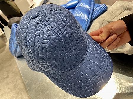 ダウン以外のカテゴリーも徐々に拡大していて、ニット、帽子やマフラー、グローブなどのアイテムも充実していく予定だそう。この丸みのあるキルトステッチのキャップは、TATRASのTがモノグラム柄になっています。（ブルーとブラックの２色展開）