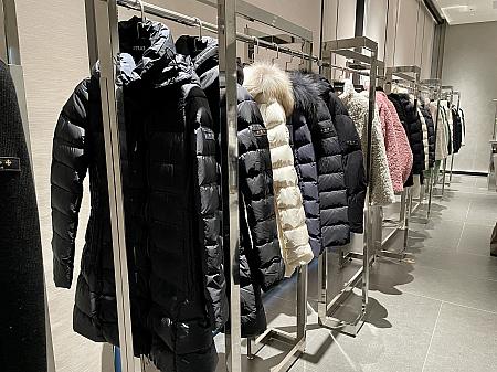 衣替えのクリーニング以外に、日常の簡単なお手入れ方法を伺ったところ「ナイロン製の素材なら、硬く絞った濡れタオルで汚れやすい襟元や袖口を拭き取ると長持ちしますよ！」とのことでした。<br>ダウンウェアブランド「TATRAS（タトラス）」のPOP UP STOREは、台北信義区の新光三越A9館３階のメンズフロアにて来年2026年1月16日まで。新年を迎えるアイテムとして、自分へのご褒美の1着として、お気に入りを探しにぜひ足を運んでみてください！